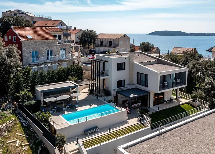 Agave - Four Bedroom With Swimming Pool *